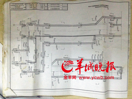 舉報人洪先生稱，里面標注“100”（圖紙默認單位為毫米）的地方，均按照13厘米的鋼筋間距施工