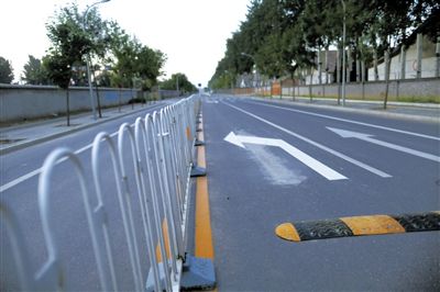 樓梓莊路東，飚車的路已經(jīng)安裝了隔離護欄和減速帶。新京報記者