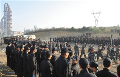 10月12日，貴陽，觀山湖區控拆違指揮部組織2500余人到金華鎮上鋪村空山壩，對54棟違法建筑進行