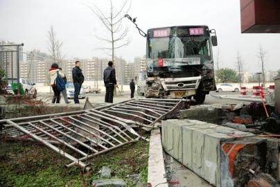 1月6日，成都雙華大道，失控后的公交車撞垮一單位的護欄。攝影 劉陳平