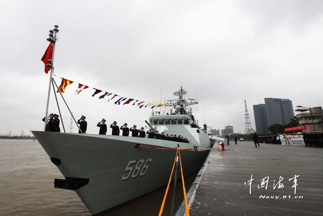 1月8日，某新型導彈護衛艦吉安艦入列海軍東海艦隊命名授旗儀式現場。新華社發