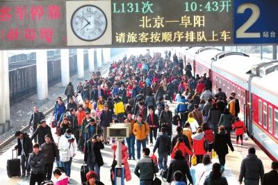 昨天，由北京開出的列車途經安徽亳州火車站，大量旅客回到家鄉