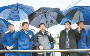 2月7日，省委書記強衛冒雨在江西銅業集團調研。記者 梁振堂 攝