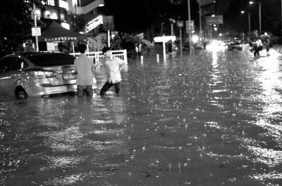 3月30日晚，深圳市區不少地段因暴雨積水，導致一些車輛在水中熄火。