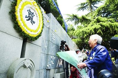 幸存者和遇難者遺屬昨在紀念館“哭墻”前獻花。