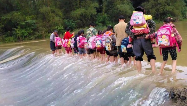 網曝廣西農村小學生趟水上學