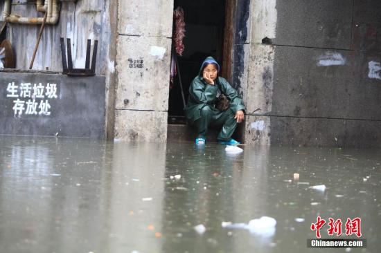 7月15日，因連日強(qiáng)降雨致長沙市開福區(qū)西長街街道出現(xiàn)嚴(yán)重內(nèi)澇，最深水位超過一米，沿街60余戶門面進(jìn)