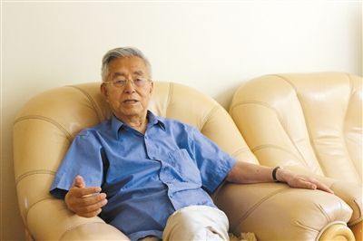 楊維駿 歷任云南省政協(xié)副主席等職。89歲高齡的楊維駿為12名失地農(nóng)民代表開(kāi)道，到云南省政協(xié)反映問(wèn)題。