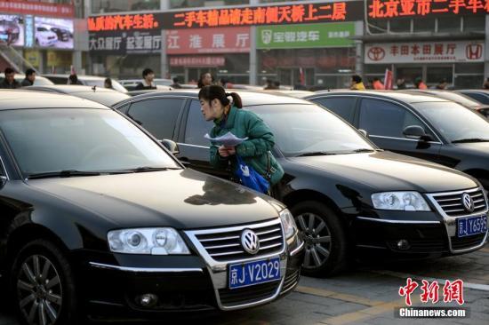 1月23日，北京亞運村汽車交易市場中拓拍賣停車場上人頭攢動。