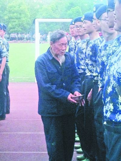 老人在軍訓隊伍里“檢閱式”行乞