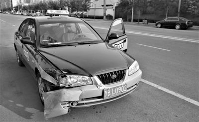 昨日，朝陽區林萃路，因連撞“克隆”車，的哥劉師傅的車輛受損送修。新京報記者 黃月 攝