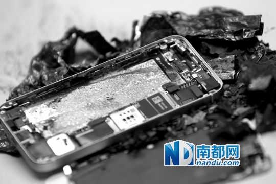 于先生的新iPhone5S手機(jī)直接“爆”廢。 南都記者劉有志攝