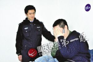 　民警安慰激動的嫌疑人王華