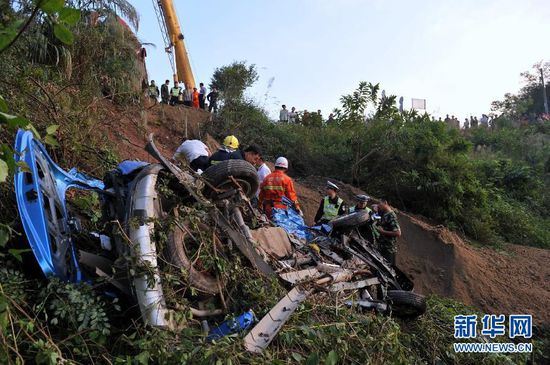 廣西一大貨車與面包車相撞致8死 貨車司機被控制