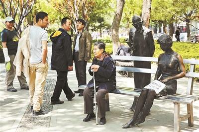 北京公園“穿越”雕塑被破壞 6年難復原(圖)