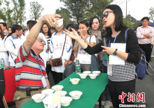 圖為外國(guó)友人品嘗揚(yáng)州炒飯?！〈藜衙鳌z