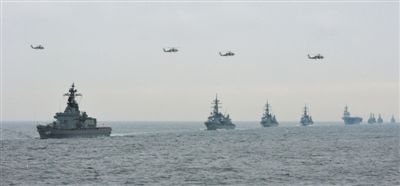 2012年10月14日，日本海上自衛隊舉行閱艦式。2013年，日本自衛隊時隔11年首增防衛預算。資料圖片