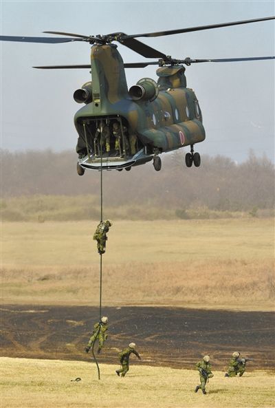 “登島” 1月13日，位于東京的習志野市，日本自衛隊隊員在新年軍演中演練直升機登島行動。