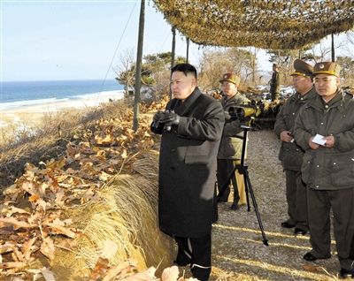 25日，朝鮮最高領導人金正恩指導朝鮮軍隊進行登陸及反登陸訓練。