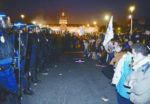 26日，法國反同性戀者與警察形成對峙之勢。