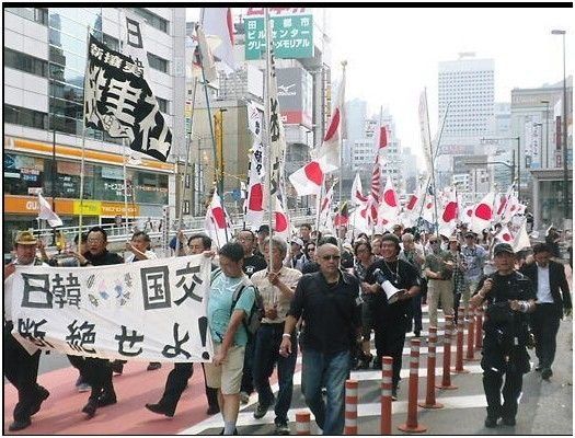 日極右勢力東京街頭反韓 舉反韓標語放日本軍歌