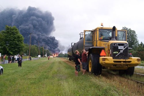 加拿大油罐車出軌爆炸 30多座建筑被毀數人失蹤