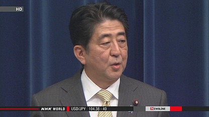 日本首相安倍晉三出發(fā)前往瑞士前接受記者采訪。