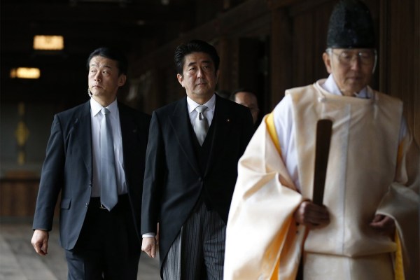 當地時間2013年12月26日，日本東京，日本首相安倍晉三抵達靖國神社。