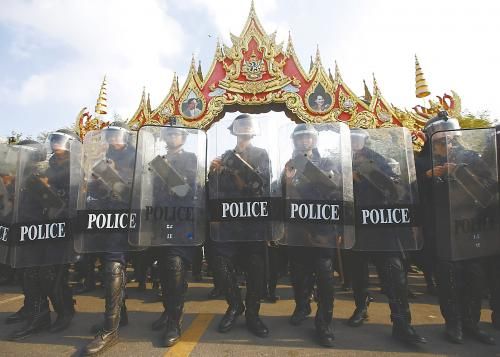 14日在泰國曼谷，政府出動數千名防暴警察，以奪回政府大樓和其他 泰數千防暴警察和平清場 被示威者占領的區域。