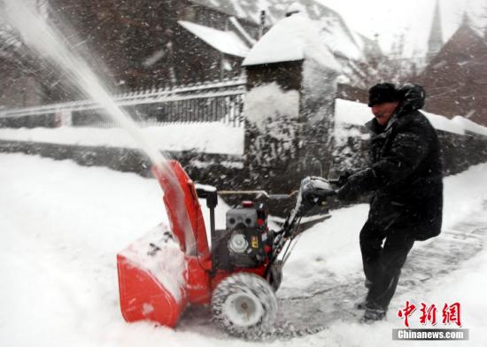 　　2月13日，強大暴風雪系統繼續襲擊人口稠密的美國東北部地區。