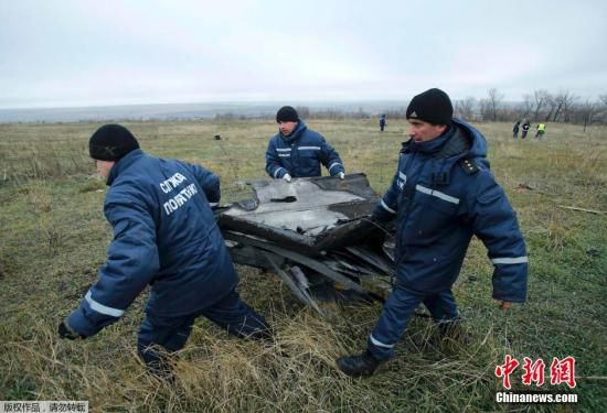 當地時間2014年11月16日，烏克蘭頓涅茨克地區，墜毀MH17飛機殘骸收集工作進行中。