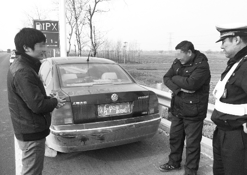 　民警對遮擋車牌的駕駛人進行了處罰