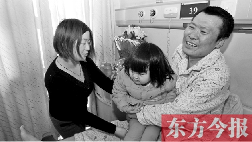 李剛患骨肉瘤急需手術，最放心不下的就是他的妻子、女兒