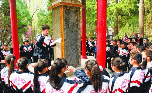 　　4月3日,宜陽縣1000余名師生通過獻(xiàn)花、宣誓、掃墓、讀祭文等形式緬懷革命先烈。 田義偉 攝