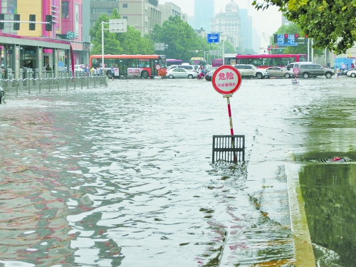 鄭州積水路段上演“八仙過(guò)海各顯神通”