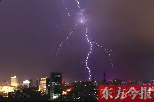 鄭州再次狂風暴雨 瞬時雨量逼近50毫米