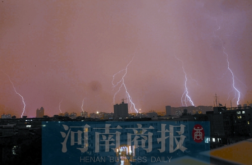 昨天21:30左右，雷電頻頻“光顧”鄭州市區