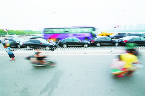 洛陽迎親奔馳車隊當街遭遇連環撞