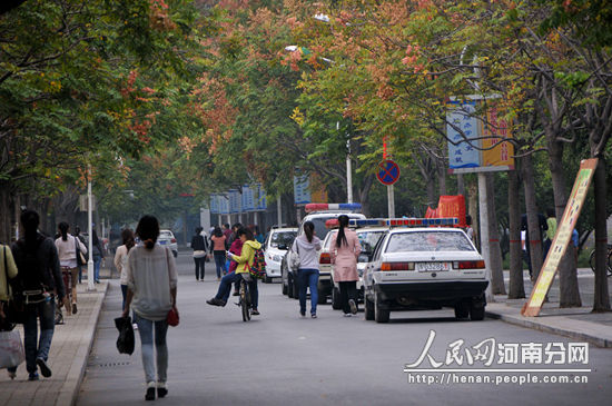 河南師范大學的出事餐廳門口停著三輛警車