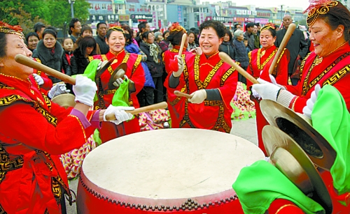 11月15日，鄧州廣大干部群眾載歌載舞慶祝黨的十八大勝利閉幕。