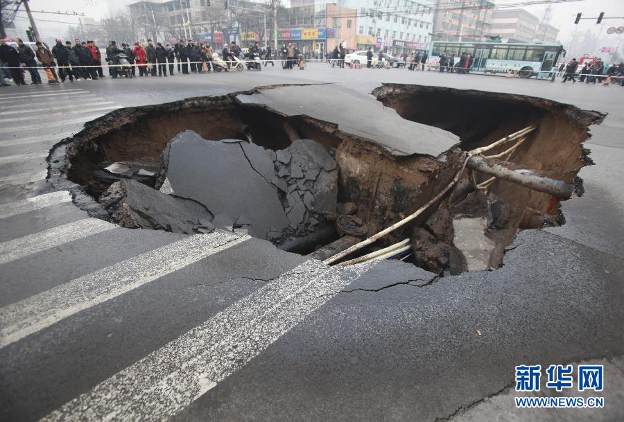 山西太原市區一主干道路口突然塌陷