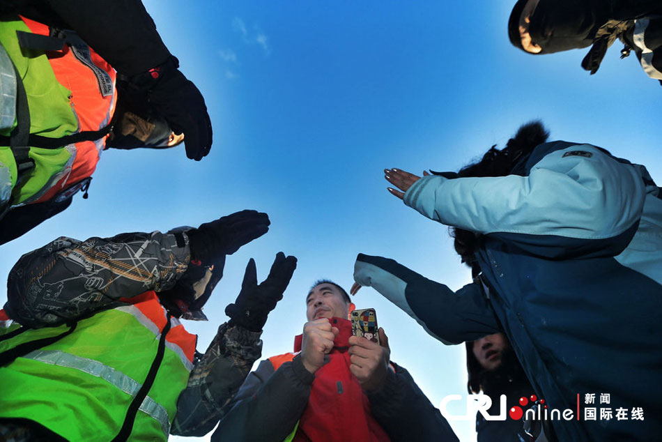 2012年12月23日，北京靈山，救援人員在積雪四十厘米多的山上搜救。