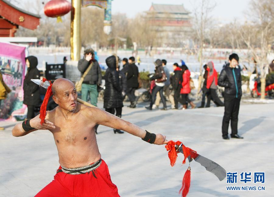 （體育）（1）全民健身——七旬“武俠”赤膊戰寒冬