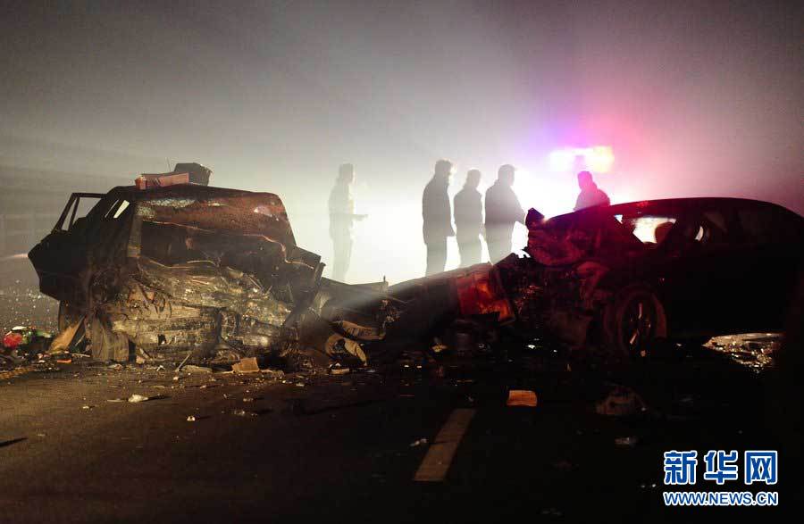 2013年1月9日，合肥，事故現(xiàn)場(chǎng)，兩輛受損車輛已經(jīng)全部變形