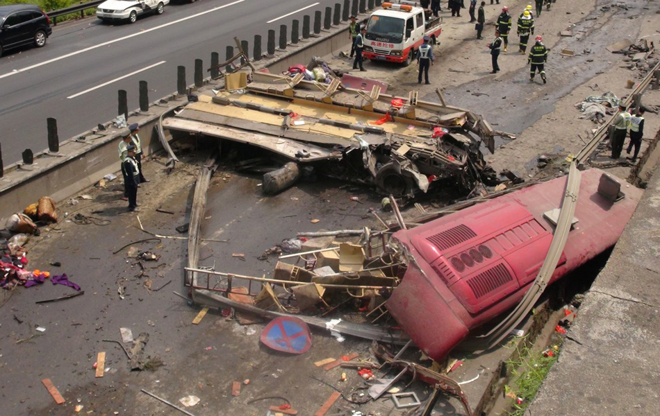 廈蓉高速貨車連撞三車 8死15傷