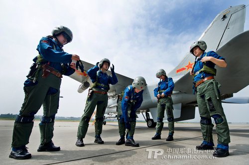 飛豹首批女飛行員：飛“爺們機”不在話下