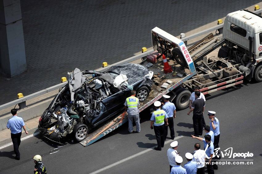 北京大客車追尾碾壓奧迪 司機被困車中。