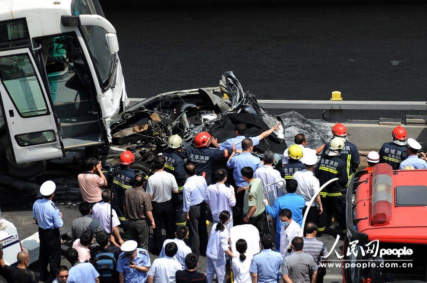 北京大客車追尾碾壓奧迪司機被困車中。