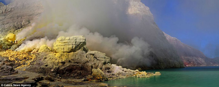 印尼硫磺礦工火山口"淘金"