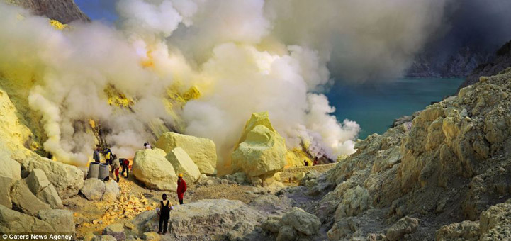 印尼硫磺礦工火山口"淘金".